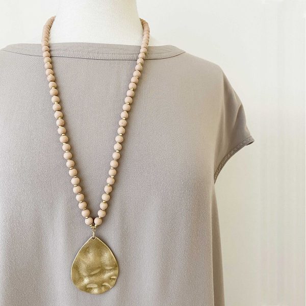 lack&Gold Long Beaded Wood Necklace with Hammered Metal Drop Pendant